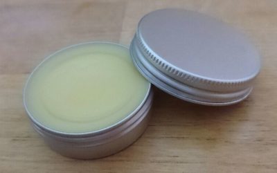 Lippenpflege mit Bienenwachs und Honig für kussweiche Lippen